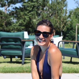 Herečka Romana Goščíková pózuje u bazénu v plavkách.