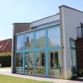 Součástí domu je i krásná zimní zahrada.