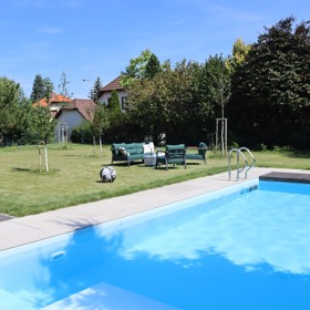 Bazén byl u domu Karla Janáka dokončen teprve loni.