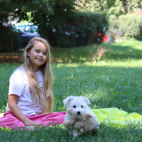 Adélka Hesová se nám pochlubila štěňátkem bišonka, fenkou Abigail.