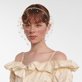 Návrhářka Jennifer Behr, kterou milují a nosí hollywoodské celebrity, vytváří takto poutavé a romantizující módní detaily.