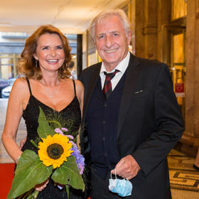 Karel s manželkou na premiéře muzikálu Cabaret.