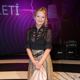 Vzrušující detail v podobě průsvitné halenky přiznal tmavé negližé.