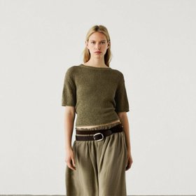 Ukázka z podzimních trendů v barvě khaki, kterým vévodí pleteniny a splývavé materiály a nesmí chybět nápadný typ opasku. (Massimo Dutti)