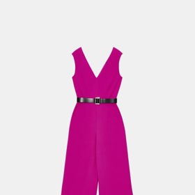 Jednoduchý overal s páskem nabízí také značka Mohito. (799 Kč)