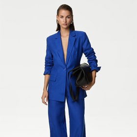 Kvalitní len může mt různý původ. Ten, ze kterého je ušit tento set saka a kalhot značky Marks&Spencer, deklaruje svůj irský původ. (Kalhoty, Marks&Spencer, 3 499 Kč, Sako, Marks&Spencer, 4 999 Kč)