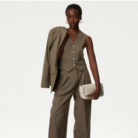 Sadu perfektně ladícího saka, vesty a kalhot má v aktuální nabídce i značka Marks&Spencer. (Cena  vesty 1 299 Kč, kalhoty 1 599 Kč)