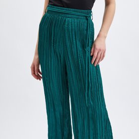 Zajímavým zpestřením zkrácených střihů je  vzdušné plisování. (Orsay, 1 199 Kč)