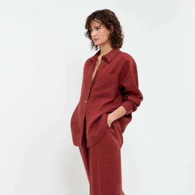 Velmi oblíbený letní materiál s nezaměnitelnou strukturou i vlastnostmi. To je len. Velmi trendy set kalhot a košile je od značky  Oysho.