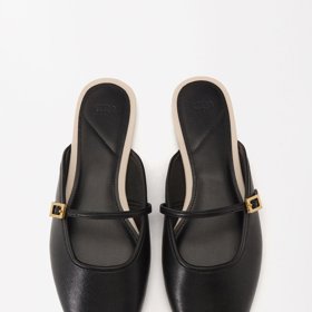 Do hranatých tvarů sklouzávají i další typy střevíčků, třeba stále oblíbenější mules. (Parfois, 599 Kč)