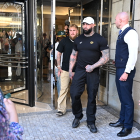 Jake Paul odchází na akci ze svého hotelu v Praze. 