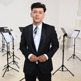 Jan Bendig v obleku. 