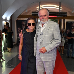 Herec Igor Bareš s manželkou na červeném koberci. 