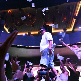 Jon Mariánek rozhazoval bankovky.