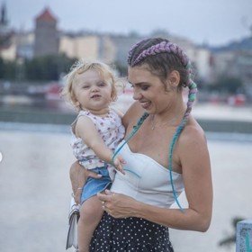Herečka Denisa Pfauserová si kojení zamilovala a otevřeně o něm promluvila.