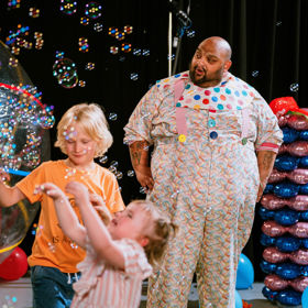 Postava Grundzy překvapí jako starostlivý otec.