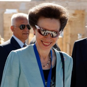 Dcera královny Alžběty II. nenosí oblíbený model slunečních brýlí jen na sportoviště, ale i formálnější příležitosti.