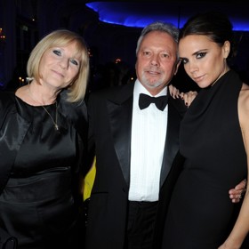 Rodiče Victorie Jackie a Tony Adamsovi jsou selfmadesmani. V době návrhářčina dětství založil její otec velkoobchod s elektronikou, který velmi dobře prosperoval. Za první utržené peníze si Tony koupil onen inkriminovaný Rolls-Royce.