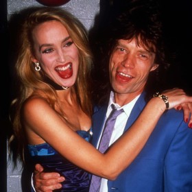 Roku 1999 došla Jerry trpělivost s Mickovými zálety, když se dověděla, že zplodil syna Lucase s brazilskou modelkou Lucianou Gimenez. Podala tak žádost o rozvod manželství, které ovšem podle britských zákonů nebylo nikdy uzavřeno. I tak odešla Jerry z romance s Mickem s 30 miliony liber.