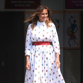 Carolina oblékala mimo jiné i bývalou (a možná i budoucí) první dámu USA Melanii Trump. Té se během funkčního období dalo vytknout ledasco, šatník to ale většinou nebyl. Melanie v květovaných šatech Carolina Herrera během návštěvy Indie v roce 2020. Zakryté paže, zvýrazněný pas a midi délka - aspekty, které zralým dámám obecně lichotí.