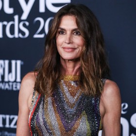 Aktuálně si Cindy Crawford líčí rty více tón v tónu a odstín ladí k pleti. 