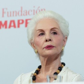 Venezuelsko-americká módní návrhářka Carolina Herrera se specializuje na elegantní módu, ladně podtrhující ženské křivky. Jako expertka, která se v oboru pohybuje už čtyři desítky let, radí, jak by se měly oblékat ženy nad 30 let, aby stárnuly s grácií. 