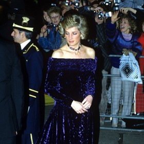 Dalším oblíbeným britským návrhářem princezny Diany byl Bruce Oldfield. Sametovou róbu se spadlými rameny oblékla na jeho galavečeru v listopadu 1988.