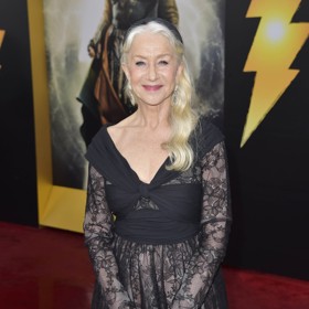 Tahle ne, soudí Carolina Herrera. Přehoupne-li se váš věk přes čtyřicítku, měly byste jít nakrátko, abyste nevypadaly starší. Ne jako Helen Mirren (78), která celý život nosila víceméně krátké vlasy a na prahu osmdesátky si najednou nechala narůst "háro". Podle Herrery prohřešek, který z vás sice zezadu udělá divu, zepředu ale jen podtrhne váš muzejní vzhled.