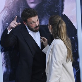 Podle odčítače ze rtů se bavili o tom, zda Jennifer sluší její odvážný outfit. No, nevíme. Na pokojnou debatu o módě poněkud vyhrocená gesta...