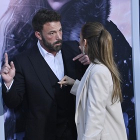 Že Jennifer ani Ben nejdou pro emotivní gesta daleko, dokázala premiéra zpěvaččina filmu Matka. Tam se manželé prezentovali scénkou, jež vypadala velmi vášnivě.