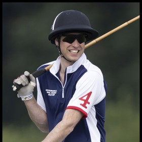 Princ William si na pólo oblíbil stejné brýle,...