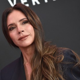 Victoria část dětství skutečně strávila v nuzných poměrech. Nicméně po tátově úspěchu v osmdesátých letech se rodina zařadila mezi smetánku.