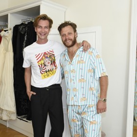 Svatební outfity Davida Pastrňáka měl na starost návrhář Jakub Poner.