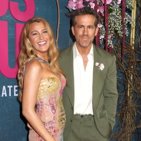 Společnost jí na červeném koberci dělal manžel, hollywoodský fešák Ryan Reynolds. Ten si pro tuto příležitost vybral olivově zelený oblek, který ozdobil tematickou bílou květinou v klopě. Odkázal tak stejně jako Blake květovanými šaty na roli floristky, kterou herečka v nejnovějším filmu ztvárnila.