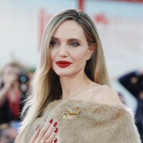 Angelina Jolie ukázala pořádně vyhublé ruce.