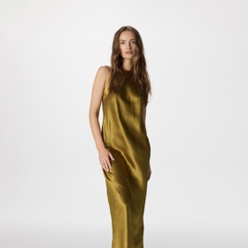 Saténové  "slip dress" k zimnímmu spánku rozhodně neukládejte. (Reserved, 1 399 Kč)