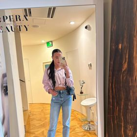 Nikola preferuje jednoduchý styl.