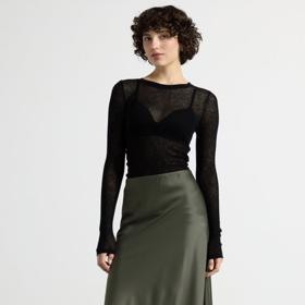 Brzy se opět můžete těšit také na líbivou kombinaci saténu a transparentních materiálů. (Lindex)