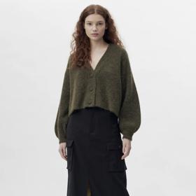 Dříve tabu, dnes hravý trend, punčochy nebo ponožky ve střevíčcích s otevřenou patou nebo špičkou. (Gestuz)