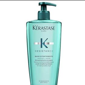 Zelená řada Resistance Extencioniste značky Kerastase, kterou pečuje o své  kudrnaté vlasy módní redaktorka Jana. (Šampón, Resistance extencioniste, Kérastase, 860 Kč/500 ml)