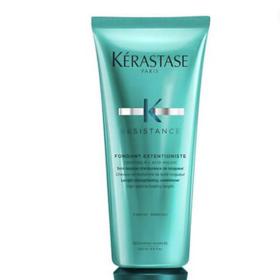 Komplexní mycí péči doplňuje kondicionér nezbytný k k rozčesávání kudrnatých vlasů za mokra. (Kérastase Resistance Extencionste, 770 Kč)