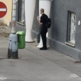 Policie hledá muže, který onanoval v Praze.