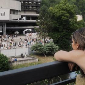 Snímek Šimona Holého Hello, Welcome se natáčel v Karlových Varech.