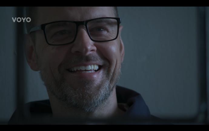 FOTO: Petr Kramný měl úsměv na tváři, když vzpomínal na to, jak ho Monika zaujala na diskotéce. – stránka 10