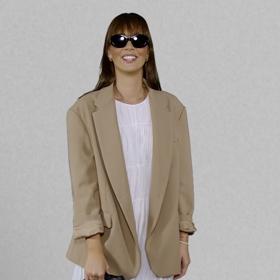 Oversize sako lze obléknout i k šatům. Stylistka Nikola Marková připravila styling s jednoduchými áčkovými šaty. 