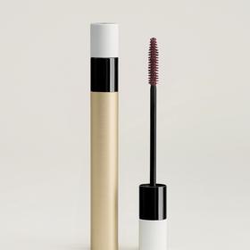Barevná řasenka Trait d'Hermès, Revitalizing care mascara, cihlový odstín Rouge H, 1 700 Kč