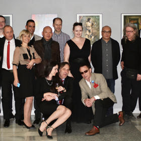 Jediná svatební fotografie manželů Saudkových: Pán s červenou kravatou je velvyslanec Libor Sečka, který pár oddával.