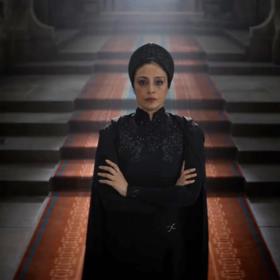 Herečka Tabu v seriálu Duna: Proroctví.