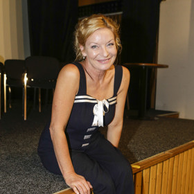 Vilma Cibulková nosí bílé tenisky například k černému kompletu topu s mašlí a černých společenských kalhot.