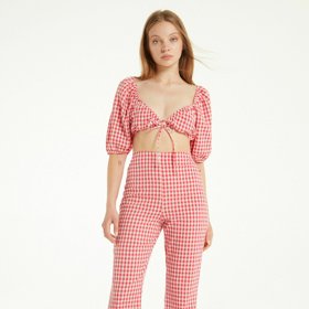 Nápadité sety mohou mít mnoho podob, s drobným vzorem ale vždy vypadají velmi něžně. (Tezenis, top 549 Kč, kalhoty 699 Kč)